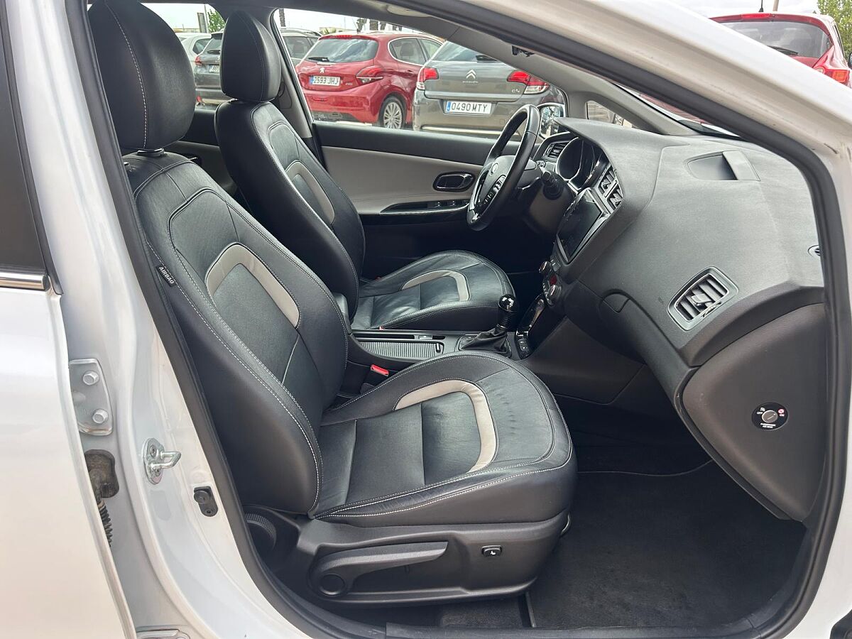 KIA CEE'D EMOTION 1.6 CRDI AUTO SPANISH LHD IN SPAIN 76000 MILES SUPERB 2014